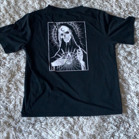 a back and white graphic t- shirt - Picture 2 of 3